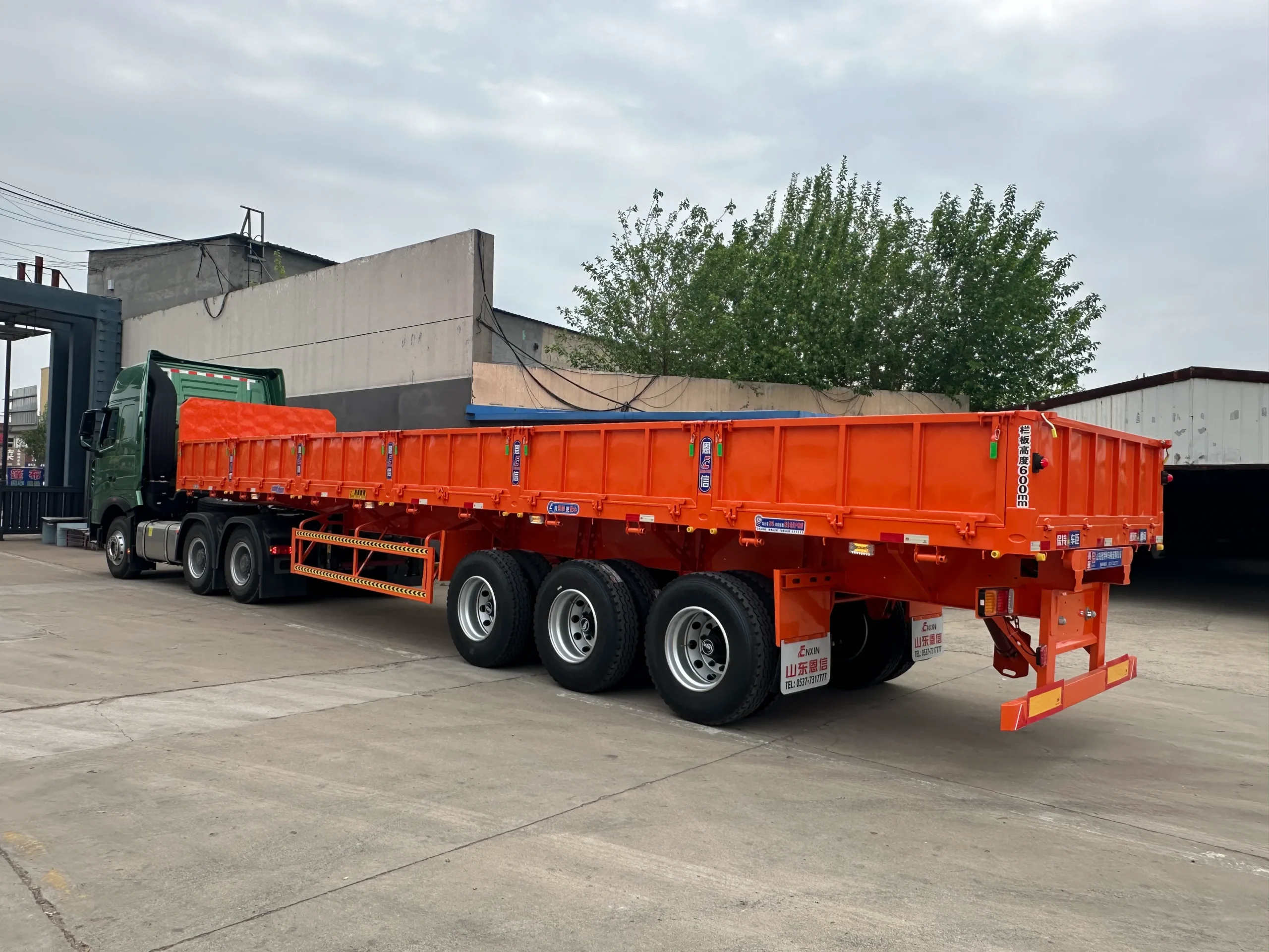 Enxin Delivery | High-Efficiency Side Wall Semi Trailer Heads to Port
