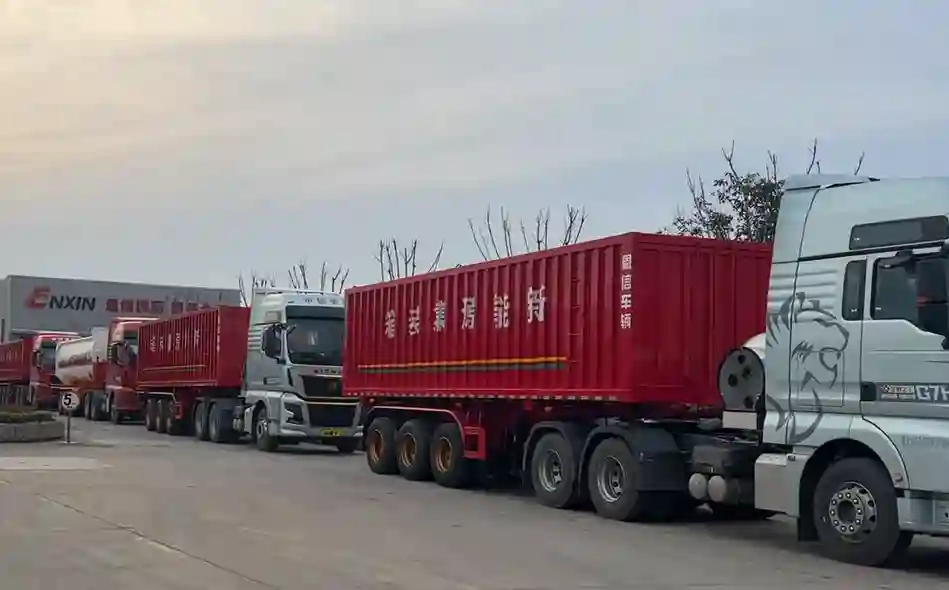 Massive batch of 3 axle van semi trailers ready for dispatch by Shandong Enxin