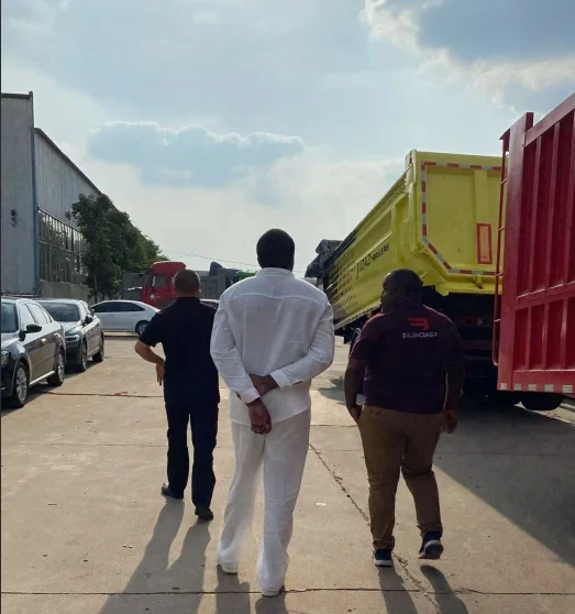 Cameroon clients giving thumbs up with Enxin manager in front of flatbed trailer factory