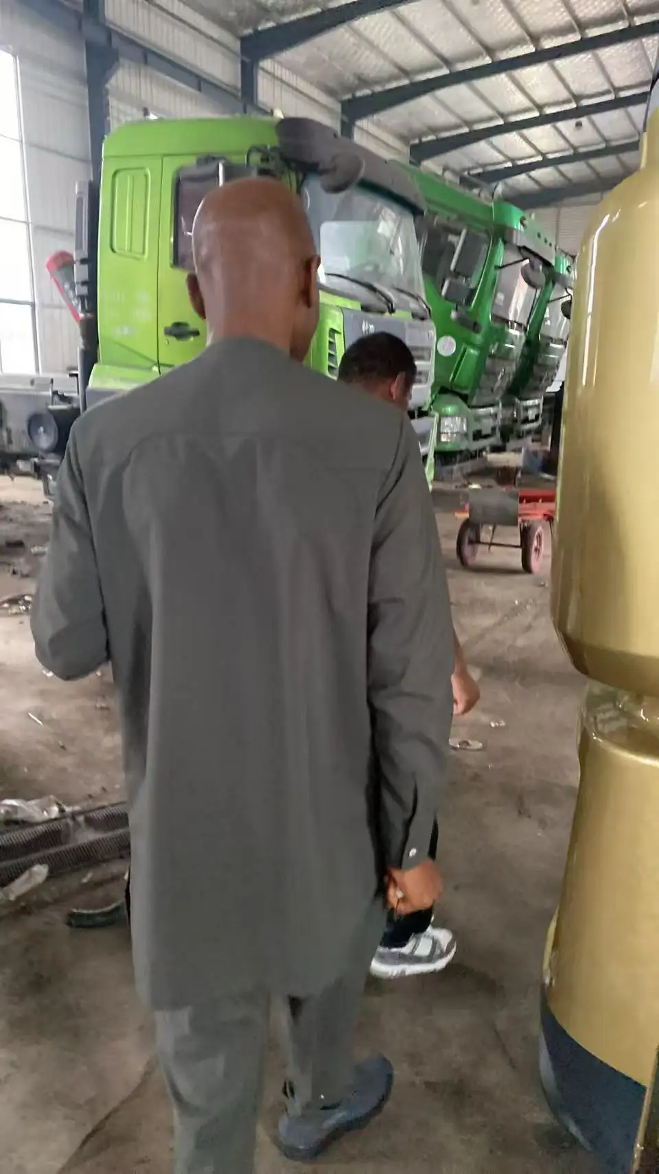 ENXIN Factory Visit: Sri Lanka Customers Inspect Heavy Trucks